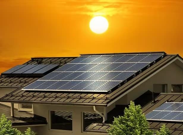 Sončna elektrarna ob sončnem zahodu